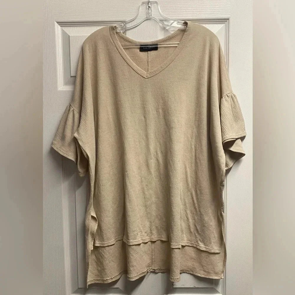 Rae Mode Neutral Colored Tunic Top W/Ruffle Sleeves Size Small.